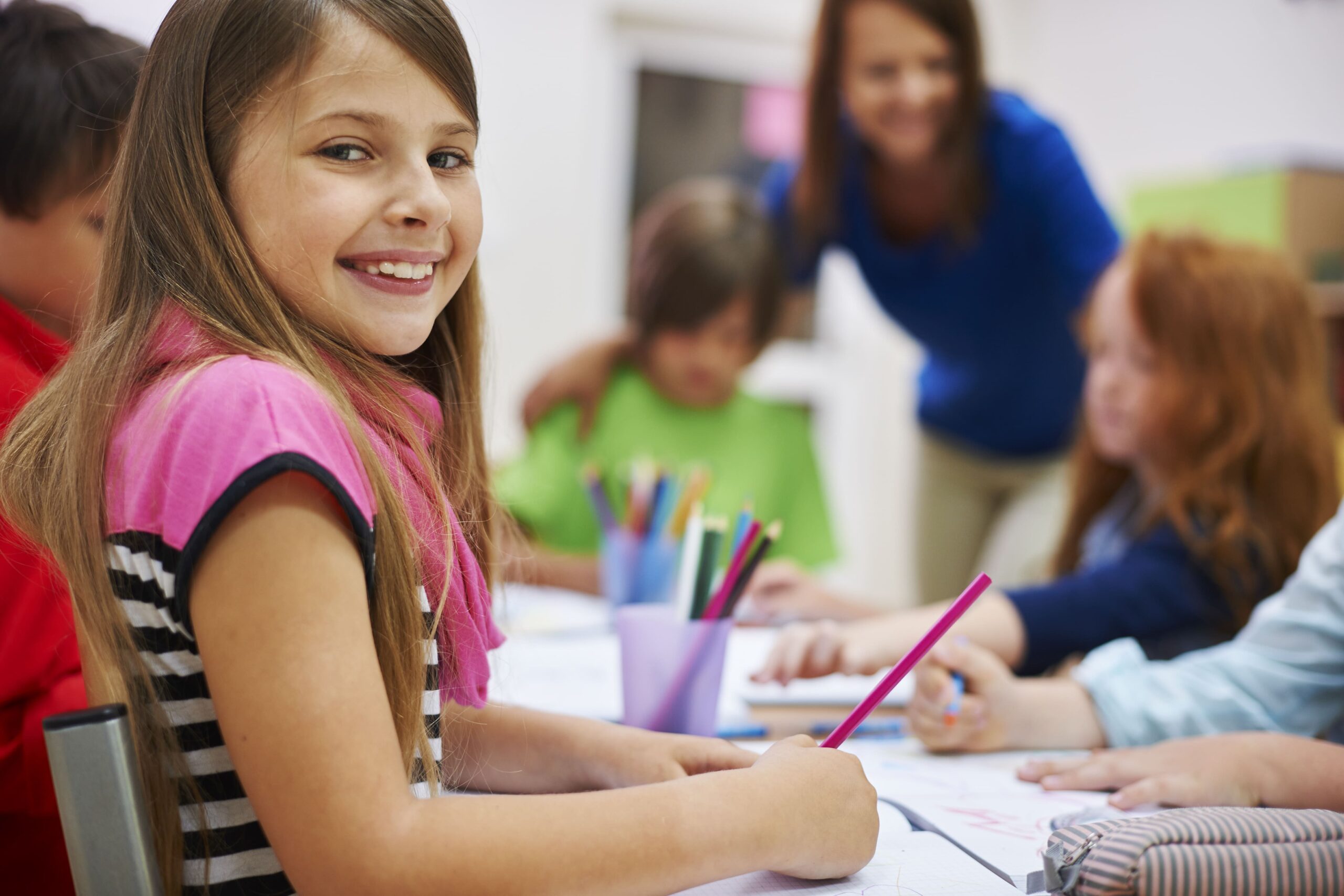 Aluna feliz com seus materiais escolares
